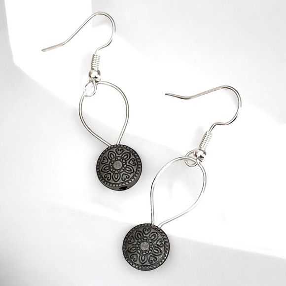 5 For $25💫Grunge Gunmetal Medallion Dangles Earrings - Picture 1 of 4